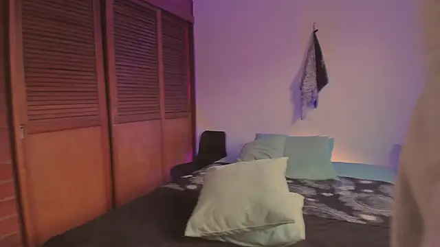 estmonnn online show from December 15, 2025, 10:04 pm