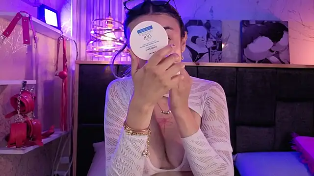 Im-Lola online show from April 7, 2026, 10:11 pm