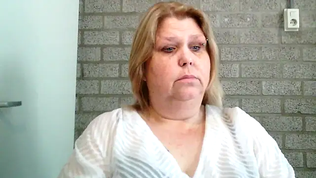 Snapshot of Sylviastar46 chatting on March 3, 2026, 9:38 am Sylviastar46 online show from March 3, 2026, 9:38 am