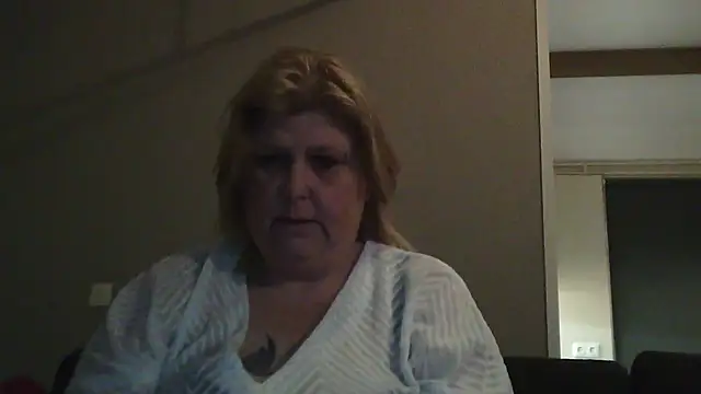 Snapshot of Sylviastar46 chatting on February 5, 2026, 9:16 am Sylviastar46 online show from February 5, 2026, 9:16 am