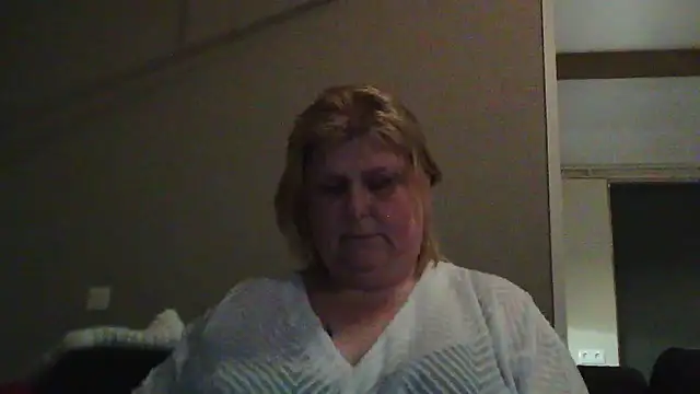Snapshot of Sylviastar46 chatting on February 5, 2026, 9:21 pm Sylviastar46 online show from February 5, 2026, 9:21 pm