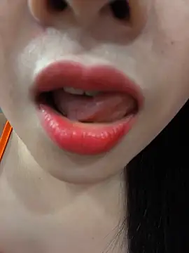 Okleotina9 online show from May 18, 2026, 4:12 pm