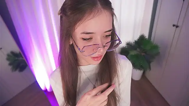 tinyanie online show from November 14, 2025, 5:22 am