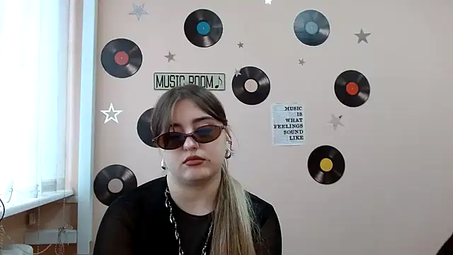 Snapshot of Dance__Queen chatting on October 31, 2025, 12:02 pm Dance  Queen online show from October 31, 2025, 12:02 pm