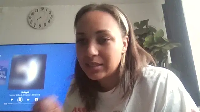 prettylildes online show from November 1, 2025, 7:08 pm