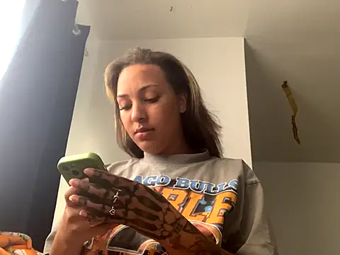 prettylildes online show from November 8, 2025, 4:10 pm