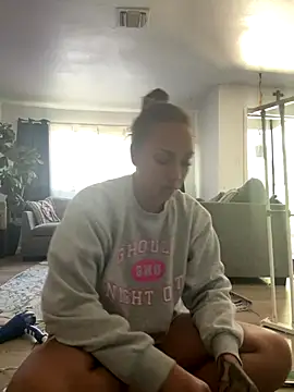 prettylildes online show from November 5, 2025, 5:16 pm