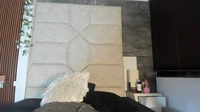 Liia Leens online show from February 14, 2026, 4:34 am