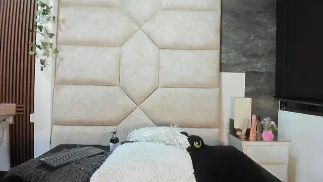 Liia Leens online show from February 28, 2026, 4:45 am