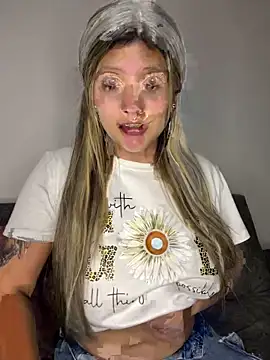 Snapshot of Crystall_15 chatting on November 4, 2025, 12:47 am Crystall 15 online show from November 4, 2025, 12:47 am