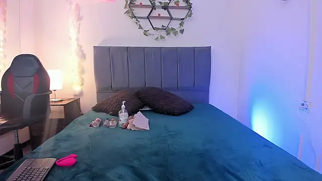 Snapshot of Lucerop_ chatting on March 5, 2026, 3:47 am Lucerop online show from March 5, 2026, 3:47 am