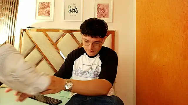 Zoe And Dylan  online show from August 4, 2026, 12:31 pm