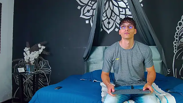 AlessioVitale online show from December 20, 2025, 11:57 am