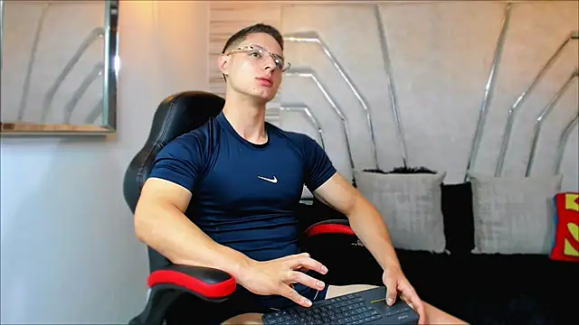 MAXTHOMSON online show from November 6, 2025, 1:20 am