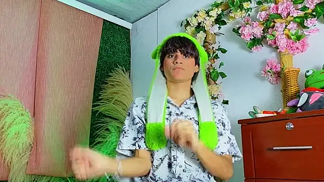 Leo Glow online show from March 10, 2026, 11:20 pm