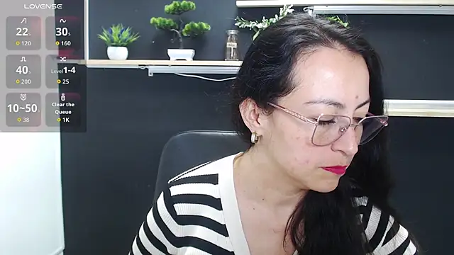 Snapshot of Lauryn_Jones chatting on April 28, 2026, 6:45 pm Lauryn Jones online show from April 28, 2026, 6:45 pm
