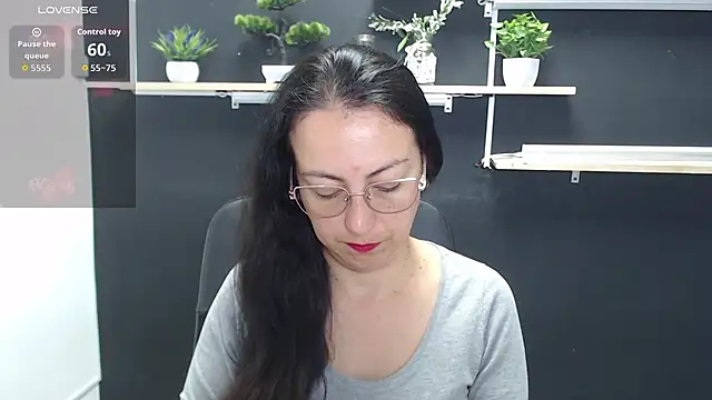 Snapshot of Lauryn_Jones chatting on April 27, 2026, 5:33 pm Lauryn Jones online show from April 27, 2026, 5:33 pm