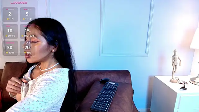 Snapshot of Auramoone chatting on November 7, 2025, 7:51 pm Auramoone online show from November 7, 2025, 7:51 pm