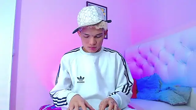 Snapshot of bad_boy_hottx chatting on November 17, 2025, 8:29 am bad boy hottx online show from November 17, 2025, 8:29 am