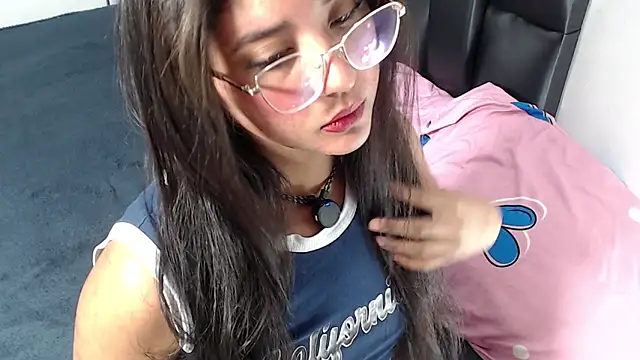 Snapshot of UGLYGIIRL_ chatting on April 3, 2026, 4:19 am UGLYGIIRL online show from April 3, 2026, 4:19 am