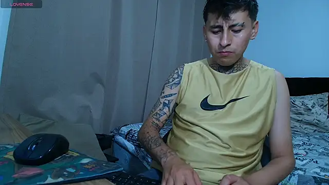 emi liano10 online show from November 8, 2025, 11:41 pm