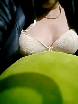 small-house123 online show from November 14, 2025, 9:18 pm