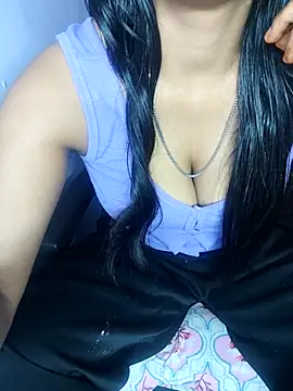 Snapshot of Hey_shiviii chatting on April 8, 2026, 6:04 am Hey shiviii online show from April 8, 2026, 6:04 am