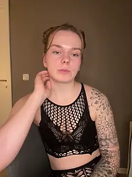 Snapshot of LisaFreierxx chatting on February 24, 2026, 10:32 pm LisaFreierxx online show from February 24, 2026, 10:32 pm