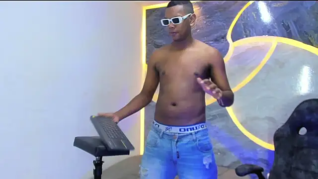 Snapshot of the_hot_boy0 chatting on November 17, 2025, 11:58 am the hot boy0 online show from November 17, 2025, 11:58 am