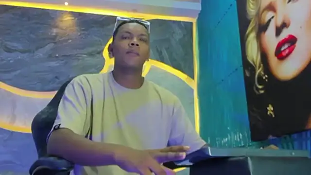 Snapshot of the_hot_boy0 chatting on November 13, 2025, 11:58 am the hot boy0 online show from November 13, 2025, 11:58 am