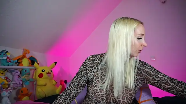 StellaCinderella online show from October 19, 2025, 1:25 pm