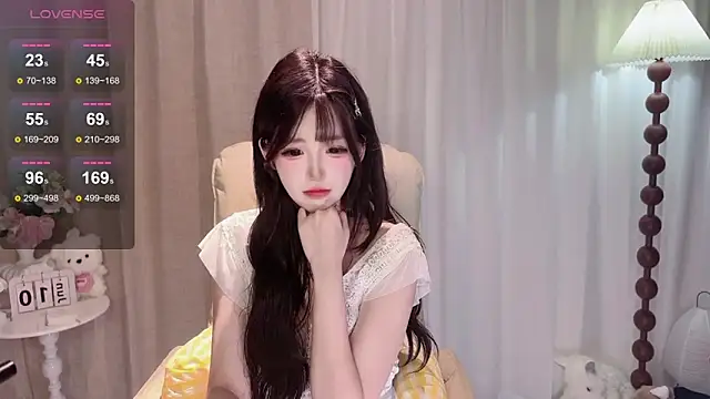 Yaiyigirl online show from June 11, 2026, 4:04 pm