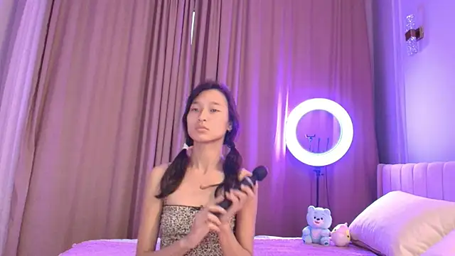 lihnpham online show from November 15, 2025, 1:31 am