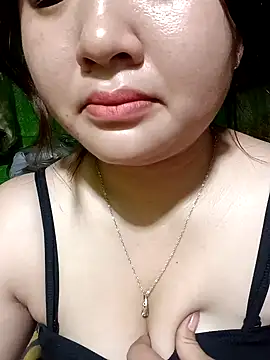 Snapshot of Bee-bgolden chatting on November 8, 2025, 7:45 am Bee-bgolden online show from November 8, 2025, 7:45 am