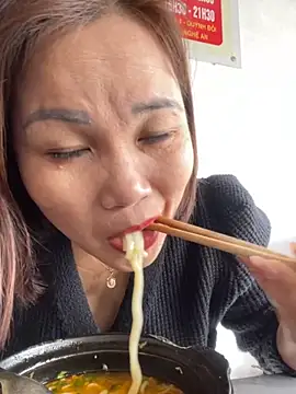 Snapshot of Liliy2x chatting on November 5, 2025, 2:03 am Liliy2x online show from November 5, 2025, 2:03 am