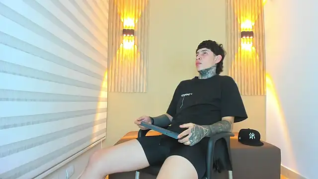 DANTE ARMSTRONG online show from November 11, 2025, 4:07 am