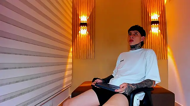 DANTE ARMSTRONG online show from November 7, 2025, 3:55 am