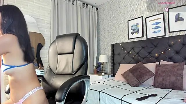 Snapshot of valentina__desire chatting on March 25, 2026, 2:23 am valentina desire online show from March 25, 2026, 2:23 am