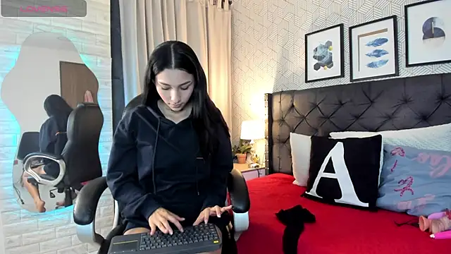Snapshot of valentina__desire chatting on April 23, 2026, 11:49 am valentina desire online show from April 23, 2026, 11:49 am