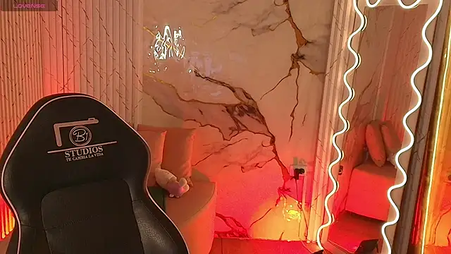 Snapshot of PEACHY_TAY chatting on April 7, 2026, 11:12 am PEACHY TAY online show from April 7, 2026, 11:12 am