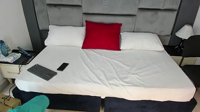 CatleyaSmith online show from December 20, 2025, 12:08 pm