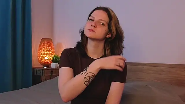 LatinaHuguenin online show from April 4, 2026, 9:10 pm