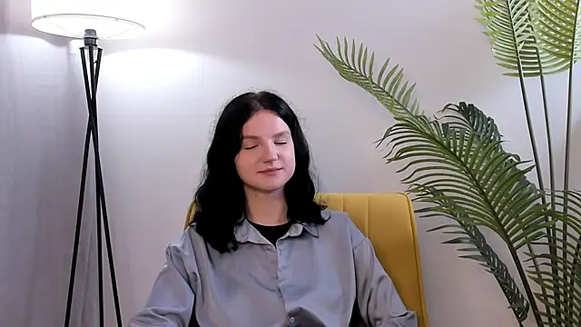 LatinaHuguenin online show from November 7, 2025, 3:05 pm