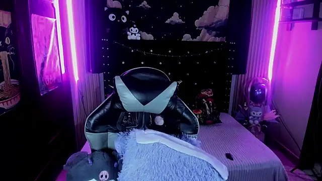 ravencollen online show from April 14, 2026, 7:52 pm