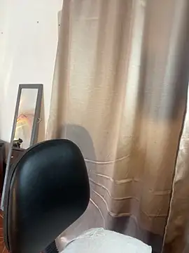 alisaa jhons1 online show from April 6, 2026, 3:35 pm