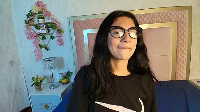 Snapshot of Madhison_5 chatting on February 18, 2026, 12:34 pm Madhison 5 online show from February 18, 2026, 12:34 pm