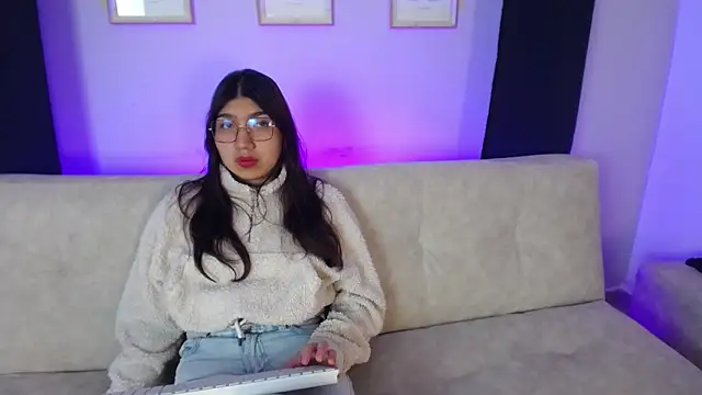 Mia Blair  online show from November 7, 2025, 4:39 am