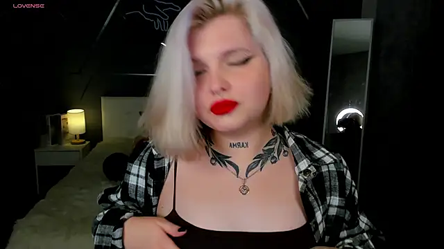 Snapshot of shadow_purr chatting on November 8, 2025, 8:07 am shadow purr online show from November 8, 2025, 8:07 am