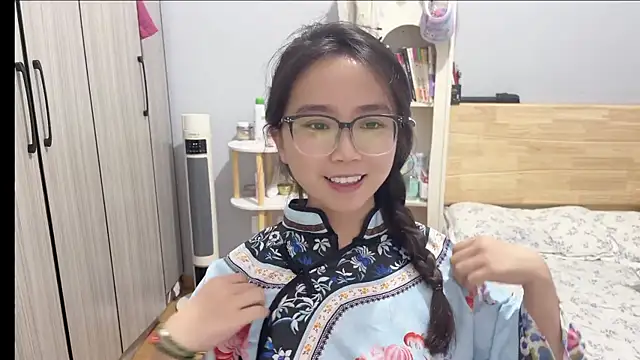 Snapshot of Hmm_0303 chatting on February 25, 2026, 3:23 pm Hmm 0303 online show from February 25, 2026, 3:23 pm