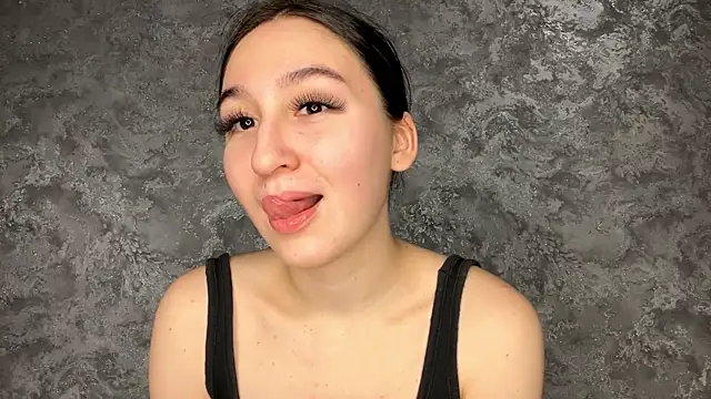 Snapshot of SofiYong chatting on December 18, 2025, 4:22 pm SofiYong online show from December 18, 2025, 4:22 pm